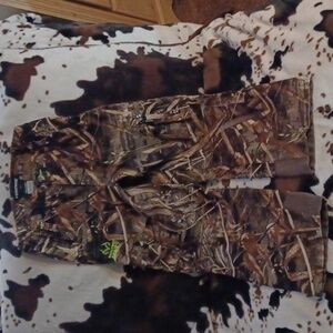 REALTREE CAMO, 4 POCKETS, PANTS, KIDS SIZE LARGE.